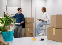 Cambio de vivienda sin estrés y con gestión profesional Pareja organizando cajas durante una mudanza en su nuevo hogar