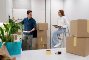 Pareja organizando cajas durante una mudanza en su nuevo hogar