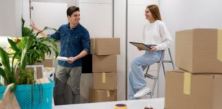 Pareja organizando cajas durante una mudanza en su nuevo hogar