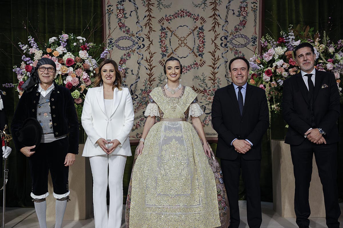 Carmen Prades en su exaltación como Fallera Mayor de Valencia con otros asistentes