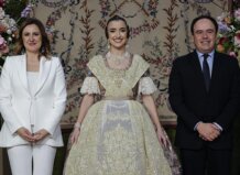 El presidente de la Generalitat acompaña a Carmen Prades en su exaltación como Fallera Mayor de Valencia Carmen Prades con su traje de Fallera Mayor junto a Pérez Llorca