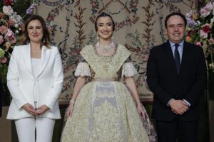 Carmen Prades con su traje de Fallera Mayor junto a Pérez Llorca