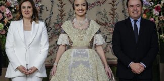 Carmen Prades con su traje de Fallera Mayor junto a Pérez Llorca