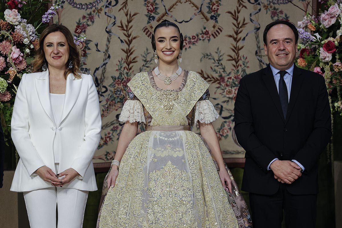 Carmen Prades con su traje de Fallera Mayor junto a Pérez Llorca