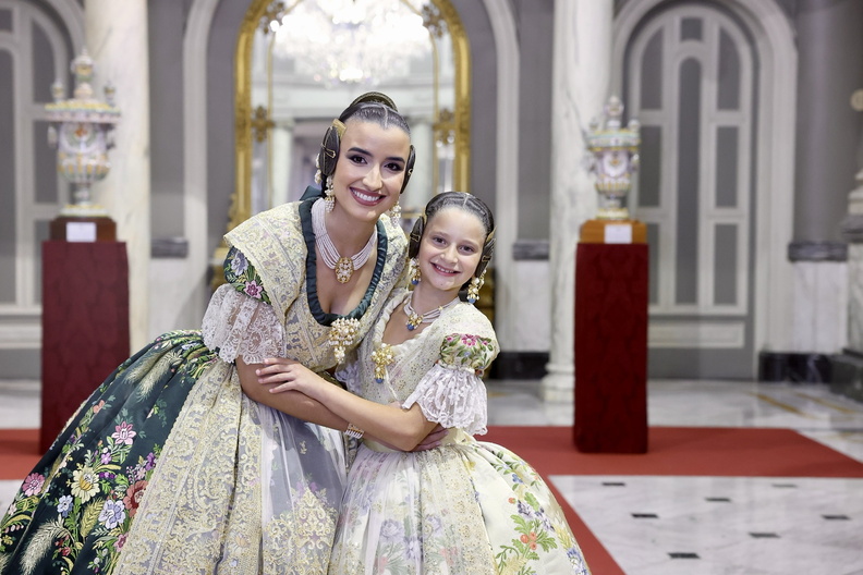 Carmen Prades Gil y Marta Mercader Roig en trajes tradicionales