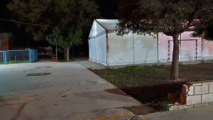 Carpa provisional en el CEIP l'Horta de Paiporta por problemas de condiciones climáticas.