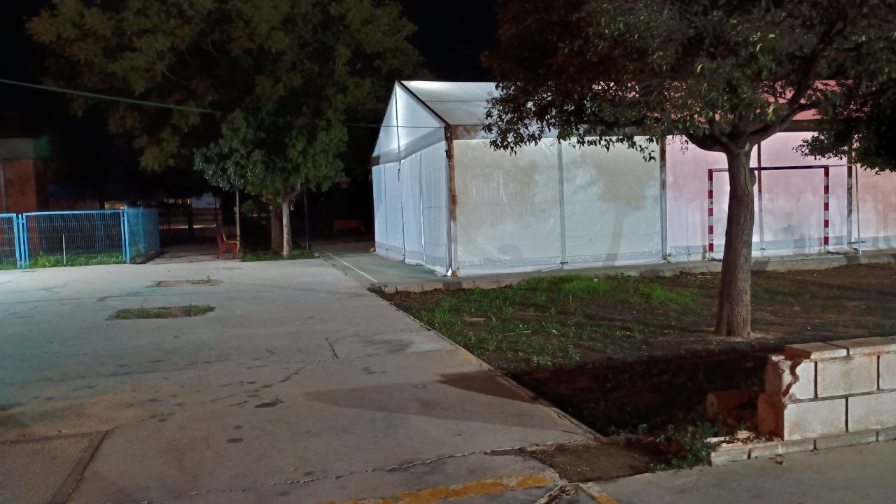 Carpa provisional en el CEIP l'Horta de Paiporta por problemas de condiciones climáticas.
