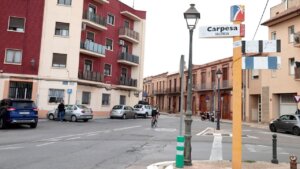 Vista de la calle principal en Carpesa, Valencia con edificios y vehículos