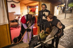 Interacción entre la Cartera Real y una familia en Paterna