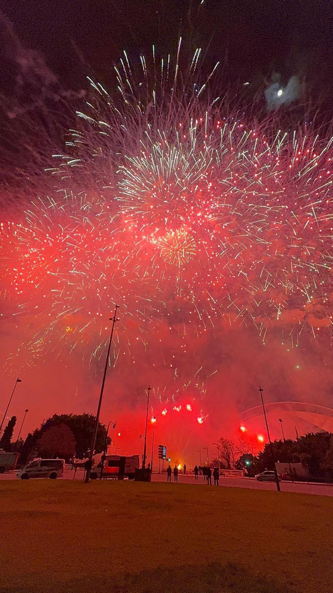 Fuegos artificiales iluminando el cielo en Valencia durante Nochevieja