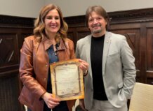 Alcaldesa María José Catalá recibiendo un pergamino de la Hermandad del Santísimo Cristo del Perdón.