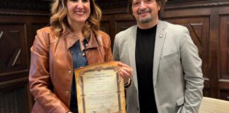 Alcaldesa María José Catalá recibiendo un pergamino de la Hermandad del Santísimo Cristo del Perdón.