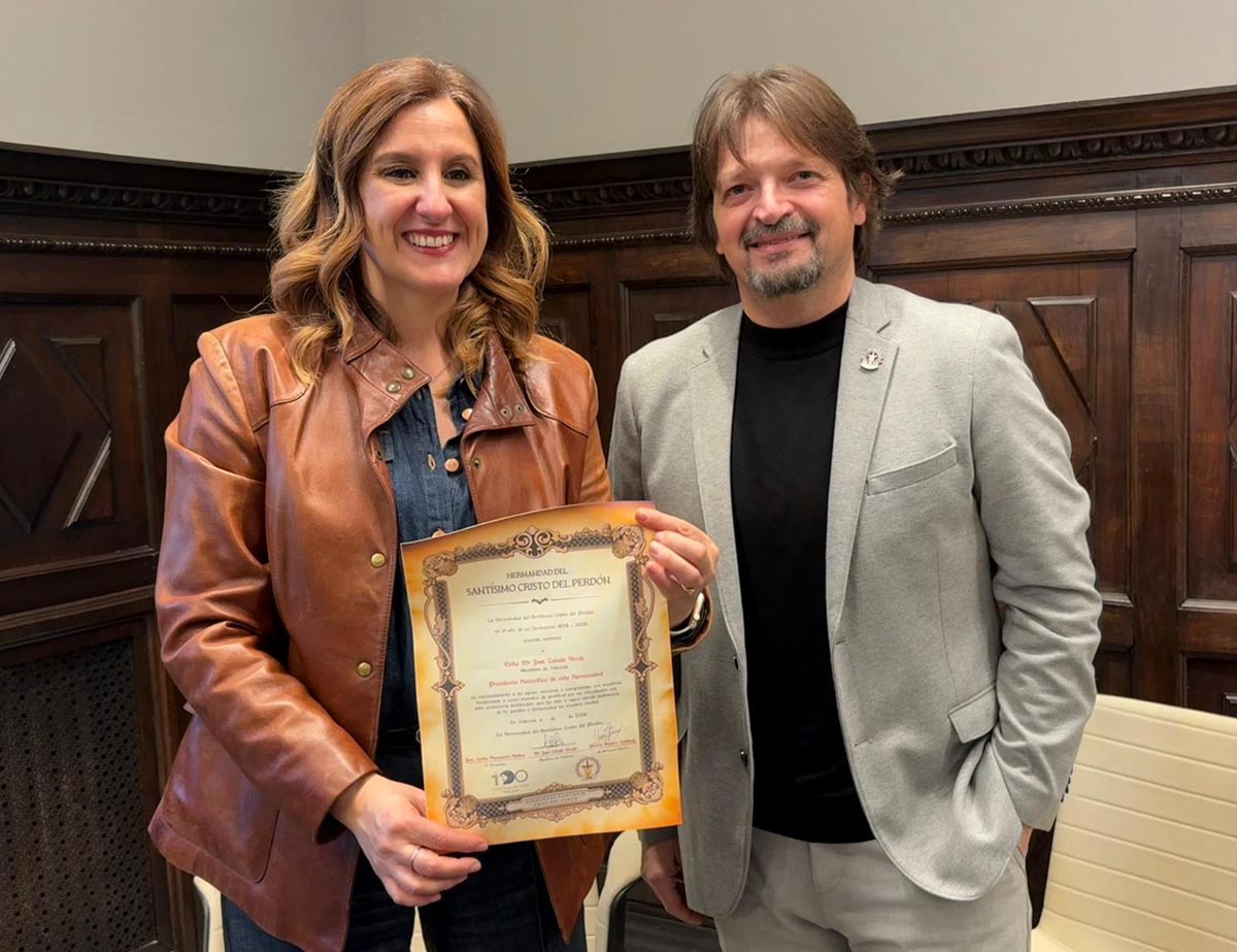 Alcaldesa María José Catalá recibiendo un pergamino de la Hermandad del Santísimo Cristo del Perdón.