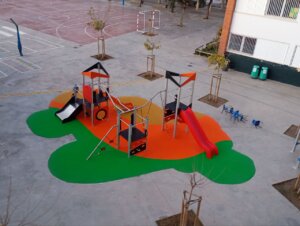 Patio del CEIP Cervantes con área de juegos colorida