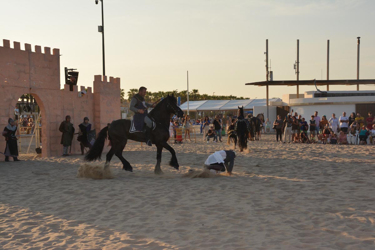 Representación de Moros y Cristianos en la playa de Valencia