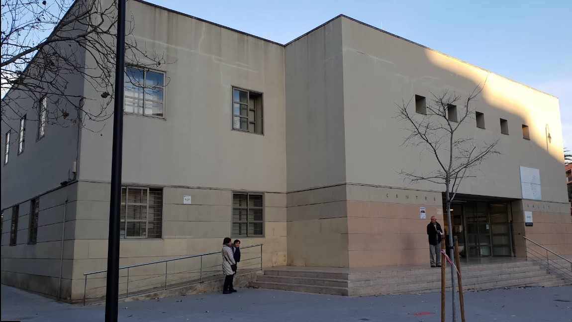 Edificio del Centre de Salut Trafalgar con personas en la entrada