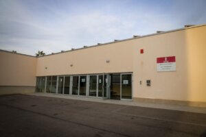 Fachada del Centro Público de Educación Especial L'Encarnació en Torrent