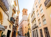 Vista del centro de Valencia con edificios y una torre antigua