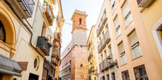 Vista del centro de Valencia con edificios y una torre antigua