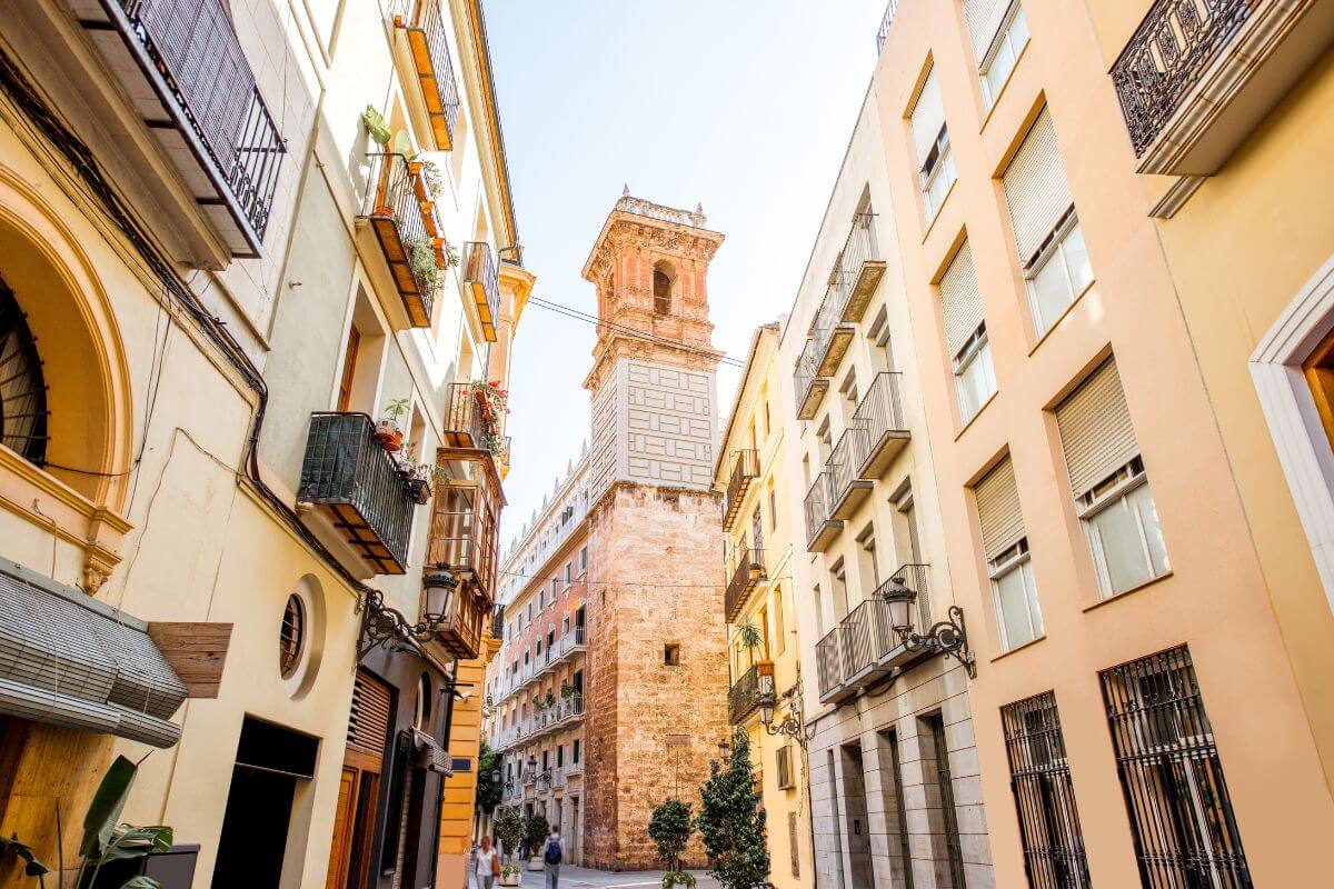 Vista del centro de Valencia con edificios y una torre antigua