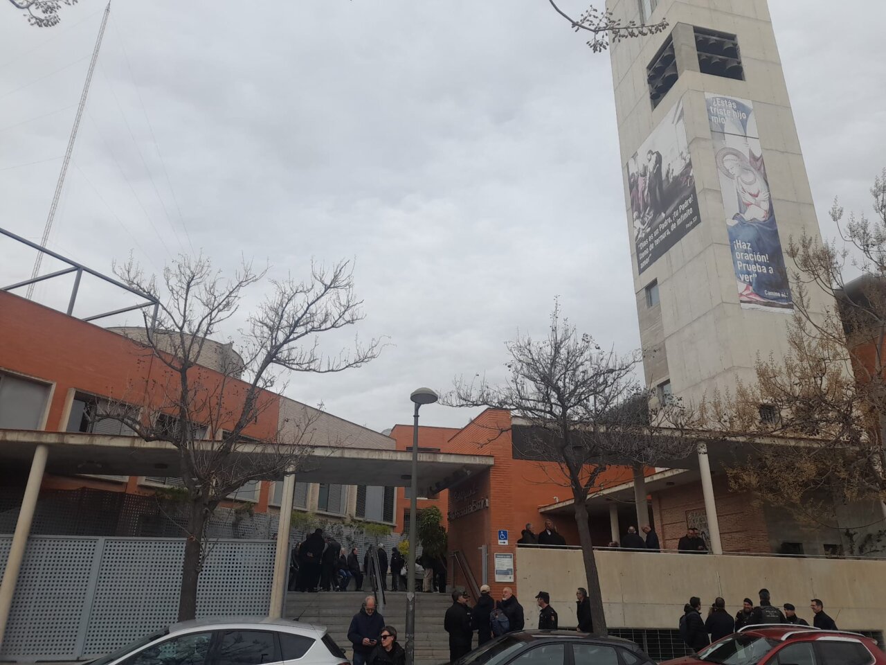 Ceremonia en Campanar con gente y edificio visible