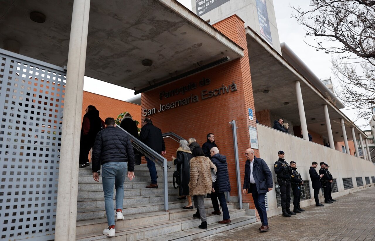 Personas subiendo las escaleras de la Parroquia de San Josemaría Escrivá