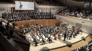 Orquesta y coro en el Certamen Internacional de Bandas de Música en Valencia