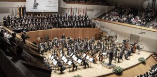 Orquesta y coro en el Certamen Internacional de Bandas de Música en Valencia