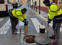 Trabajadores realizando control de plagas en la calle de Alaquàs