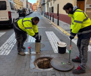 Trabajadores realizando control de plagas en la calle de Alaquàs