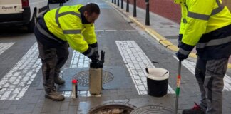 Trabajadores realizando control de plagas en la calle de Alaquàs