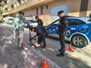 Policía Local de Burjassot controlando la velocidad de un patinete eléctrico