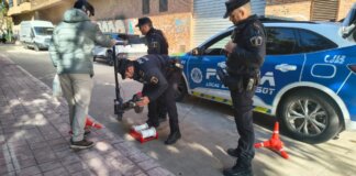Policía Local de Burjassot controlando la velocidad de un patinete eléctrico