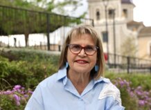 Conxa García, alcaldesa de Picassent, sonríe en un entorno natural.