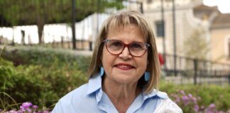 Conxa García, alcaldesa de Picassent, sonríe en un entorno natural.