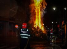 Hoguera de Sant Antoni Abat encendida en Torrent con bomberos presentes