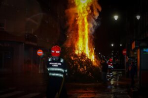 Hoguera de Sant Antoni Abat encendida en Torrent con bomberos presentes