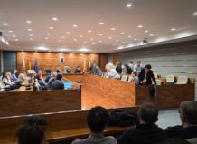 VEl pleno municipal de Torrent se desarrolla con tensión política entre los grupos.