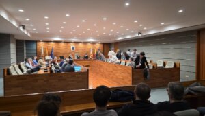 VEl pleno municipal de Torrent se desarrolla con tensión política entre los grupos.