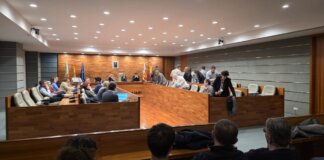 VEl pleno municipal de Torrent se desarrolla con tensión política entre los grupos.