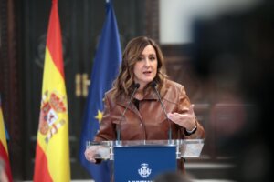 Mª José Catalá hablando en una conferencia de prensa