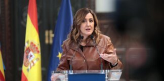 Mª José Catalá hablando en una conferencia de prensa