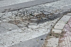 Estado deteriorado de una calle en Albal antes del asfaltado