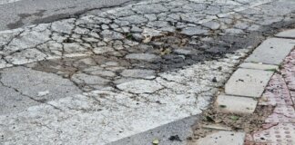 Estado deteriorado de una calle en Albal antes del asfaltado