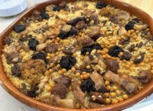 Cazuela de Rossejat con arroz y carne en una celebración local