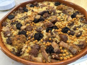 Cazuela de Rossejat con arroz y carne en una celebración local