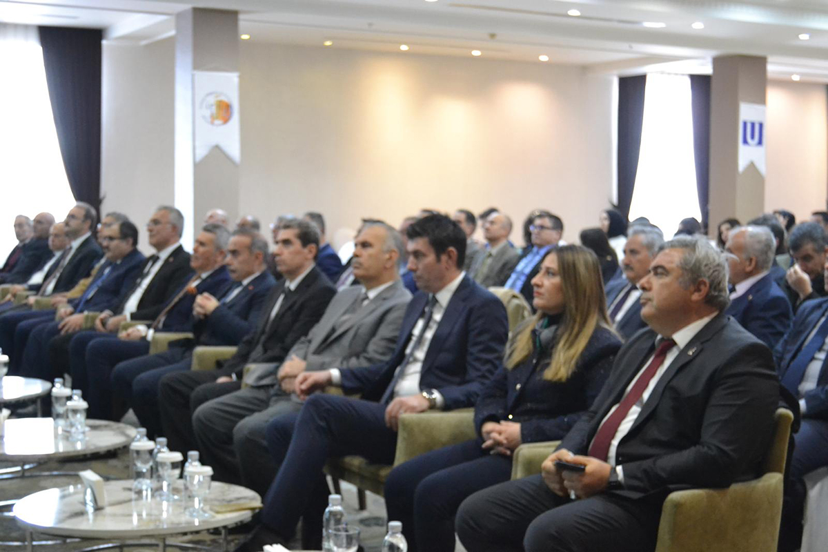 Asistentes a un evento sobre el proyecto DigiFree en un salón