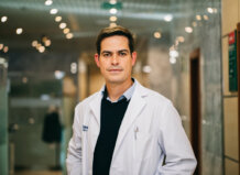 Doctor Nelson Díez, urólogo en un consultorio moderno