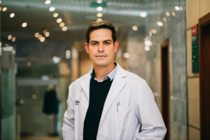 Doctor Nelson Díez, urólogo en un consultorio moderno