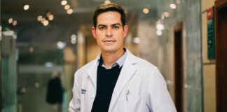 Doctor Nelson Díez, urólogo en un consultorio moderno